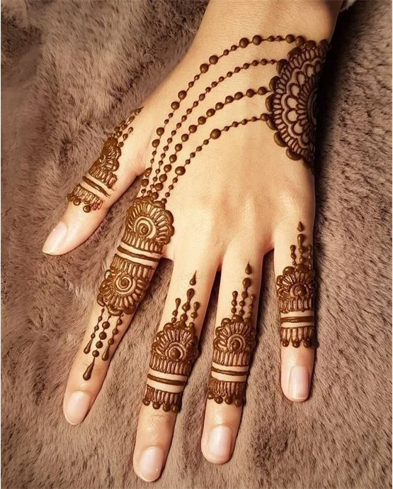 Dome Paisley Outline On Back Hand Mehndi Design